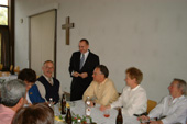 Pfarrer Kirsch im Gesprch mit seinen Gsten