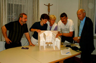 Das Kernteam ber dem Modell des Kirchschiffes angefertigt von Herrn Reinhold Ruf, Neuhausen