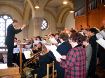 Dekanatskirchenmusiker Markus Grohmann dirigiert die Missa Antiqua von Wolfram Menschik