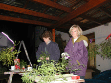 Christine (rechts) und Susanne beim Mistenbinden in der Hinteren Mhle