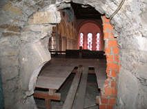 Das Loch im Turm. Man sieht noch Teile der gotischen Vorgngerkirche 