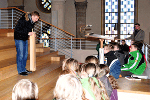 Kirchenmusikdirektor Markus Grohmann erlutert den Kindern die Funktionsweise einer Orgel