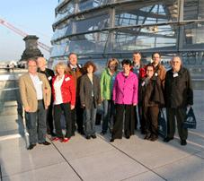 Das Leitungsteam des Orgelfrderkreises zu Gast bei MdB Karin Roth auf dem Dach des Reichstages in Berlin