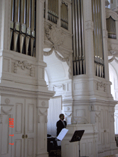 Kirchenmusikdirektor Markus Grohmann an der berhmten Holzhey Orgel,  an der er einst das Orgelspielen gelernt hat
