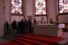 Die Besucher in der Apsis, wo das Sakramentshaus aus sptgotischer Zeit erhalten ist