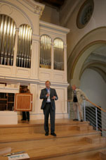 Herr Grohmann erlutert das Lebenswerk des Orgelbauers Eberhard Friedrich Walker, der in Bad Cannstatt geboren wurde.
