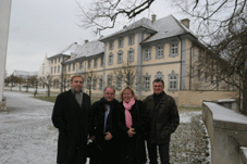 Das Team: v.l.n.r. KMD Markus Grohmann, Vorsitzender Dr.Eisele, Christine und Ulrich Bayer. Im Hintergrund die barocken Gebude des Klosters Obermarchtal.