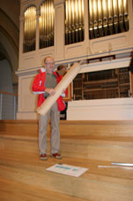 Ein Besucher mit einer Orgelpfeife. Herr Grohmann zeigte den Erwachsenen, dass durch Reinblasen in die Metall oder Holzpfeifen die Tne entstehen.