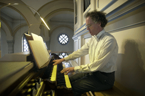 Bernhard Haas spielte Werke von Kurtg, Schumann und Buxtehude auf der Walcker-Orgel