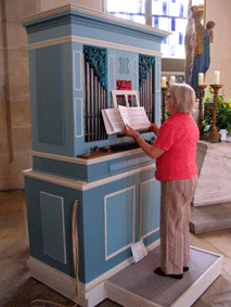 Frau Dunz fhrt die Hieronymus Spiegel Orgel vor