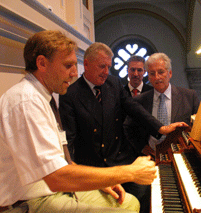 Markus Grohmann (links) fhrt Wirtschaftsminister Ernst Pfister die Orgel vor. Dr. Ulrich Noll (rechts) und BM Ingo Hacker (links davon)