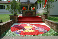 Der letztjhrige Blumenteppich vor dem Altar an der Mozartschule