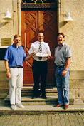 Andreas Fogl (rechts) und Markus Grohmann bei der Scheckbergabe an Pfarrer Kirsch (Mitte)