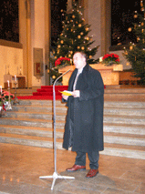 Pfarrer Alfred Kirsch bei der Begrung der Konzertbesucher