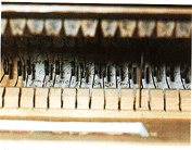 Orgelpositiv - die offene Windlade mit der so genannten Stechermechanik". Hinten sichtbar der Orgelzettel" des Orgelbauers, versehen mit dem Datum der Orgelherstellung.