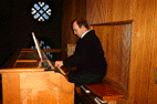 Walter Hirt beim Ausprobieren der Orgel