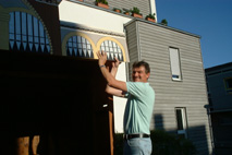 Ulrich Bayer beim Abbau des Orgelstandes