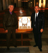 Herr Reinhold Ruf (links) übergibt das Kirchenmodell an den Vorsitzenden des Orgelförderkreises Herrn Dr.Helmut Eisele in der Pfarrkirche