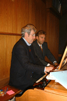 Auf der Orgelbank Links Prof. Meyer und rechts Markus Grohmann