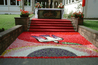 Blumenteppich des Altars vor der Mozart_Schule