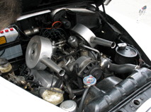 Blick auf den V8 Motor mit der Doppelvergaseranlage