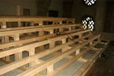 Die Balkenkonstruktion für das große Chor -und Orgelpodest mit fast 7,50 m Breite
