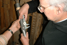Pater Hugo Weihermueller beim Vermessen der Pfeifen