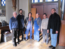 Kirchenmusiker Markus Grohmann mit den Orgelbauern der Firma Eule
