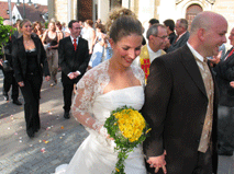 Steffen und Dorothee Eisele beim Auszug aus der Pfarrkirche
