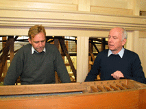 Markus Grohmann begutachtet den restaurierten Spieltisch