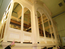 Das neue Orgelgehaeuse im ca 10 Meter hohen Orgelsaal