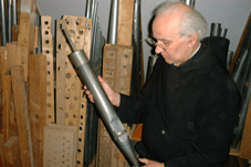 Pater Hugo Weihermüller mit dem Register Rohrflöte 4´ im 2.Manual aus der Marienkirche Aalen