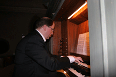 Alois Doll an der Orgel der Kilianskirche in Waldbach