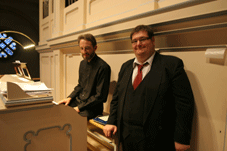 Prof. Klek und Robert Morvai an der Walcker Orgel