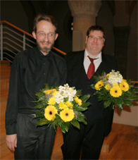 Prof. Klek und Robert Morvai bei der Blumenübergabe