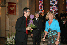 Michael CCulo links  und Bernhard Kugler bei der Blumenübergabe