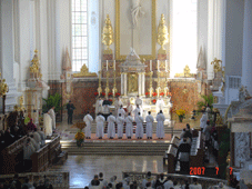 Priesterweihe-Neresheim 2007, unter den Neupriestern ist auch Alin Kausch, aus der Kirchengemeinde Neuhausen