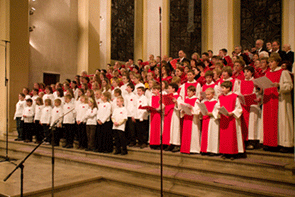 Blick auf den Chor, mit Schola, Kindersingkreis und den Chor St. Peter und Paul