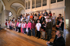 Kindersingkreis und Kisispatzen auf der Orgelempore