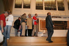 Besucher auf  der Orgelempore der E.F. Walcker Orgel