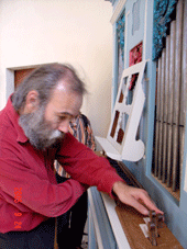 Prof. Bossert an der Spiegel-Orgel