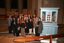 Die Mitglieder der Rotarier neben der Spiegel Orgel