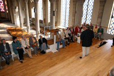 KMD Markus Grohmann auf der Orgelempore mit den Gästen aus Bietigheim