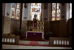 Altar und Apsis. Glasmalereien