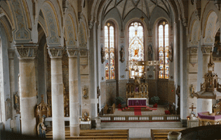 Die Pfarrkirche vor 1960: Blick in die Apsis von der Empore aus gesehen