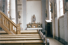 rechter Seitenaltar mit Kanzelaufgang und Madonna