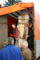 Das neue Orgelgehäuse auf dem Weg vom Lastzug in die Kirche