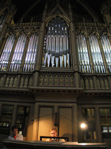 Blick auf die Orgel mit neogotischem Prospekt