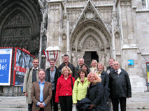 Das Kernteam vor dem Hauptportal der Votivkirche in Wien