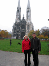 Ulrich und Christine Bayer vor der Votivkirche